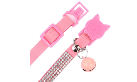 Riemen des pinken Katzenhalsbands mit Kristallreihen, pinker Katzenschnalle und Silberring für Marken, Teil der katzenmarken.